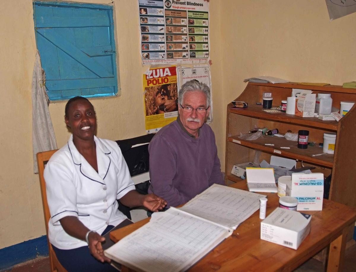 Die kenianische Krankenschwester und Leiterin der Krankenstation, Doris, mit unserem Vereinsmitglied und Beisitzendem des Vorstandes Chirurg Hans Rudolf...