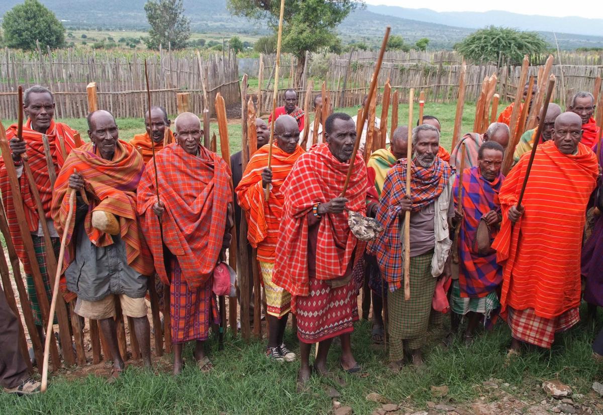 Die Macht in der Samburu-Gesellschaft liegt bei den Ältesten, den Männern. Und nicht bei dem „Clan“. Sie sind für alle Entscheidungen und Rituale verantwortlich. Im Gegensatz zu den kriegerischen Massai, ihren „Vettern“, mit denen sie Sprache und Herkunft teilen, leben die Samburu mit anderen Stämmen friedlich zusammen.