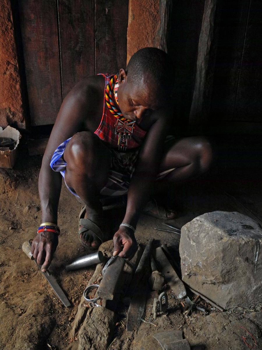 Der Schmied von Baawa fertigt Speere, Messer und Schmuck
