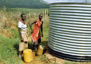 Frauen holen Wasser aus einem Sammeltank.